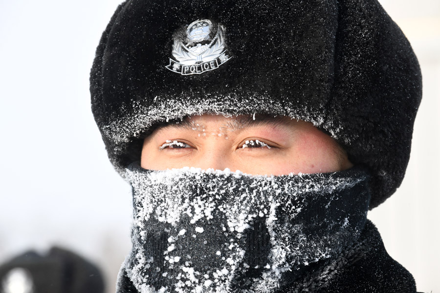 除夕:极寒下的坚守 除夕:极寒下的坚守