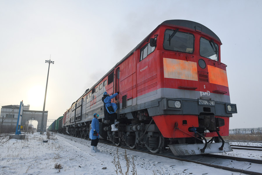 除夕:极寒下的坚守 除夕:极寒下的坚守