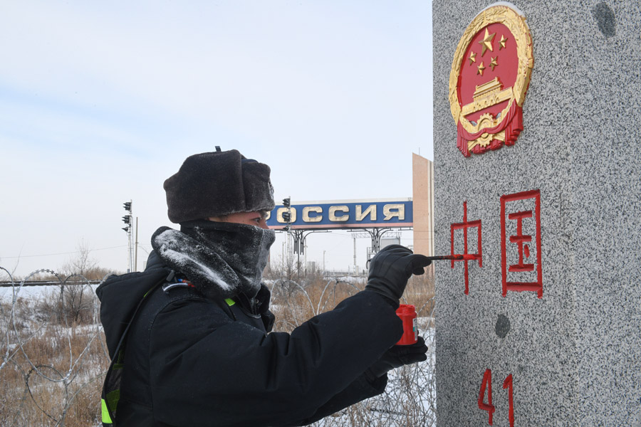除夕:极寒下的坚守 除夕:极寒下的坚守