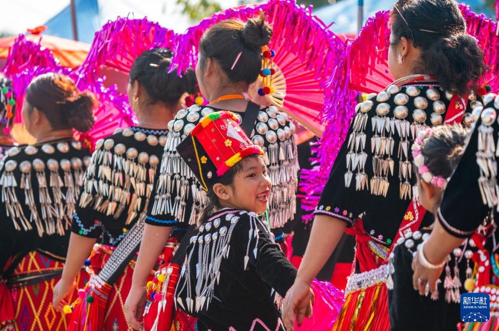云南瑞丽举行目瑙纵歌节 场面壮观