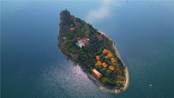 跟着水下无人机“探秘”云南抚仙湖！