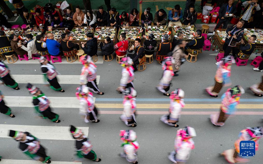 云南绿春:长街古宴迎来客