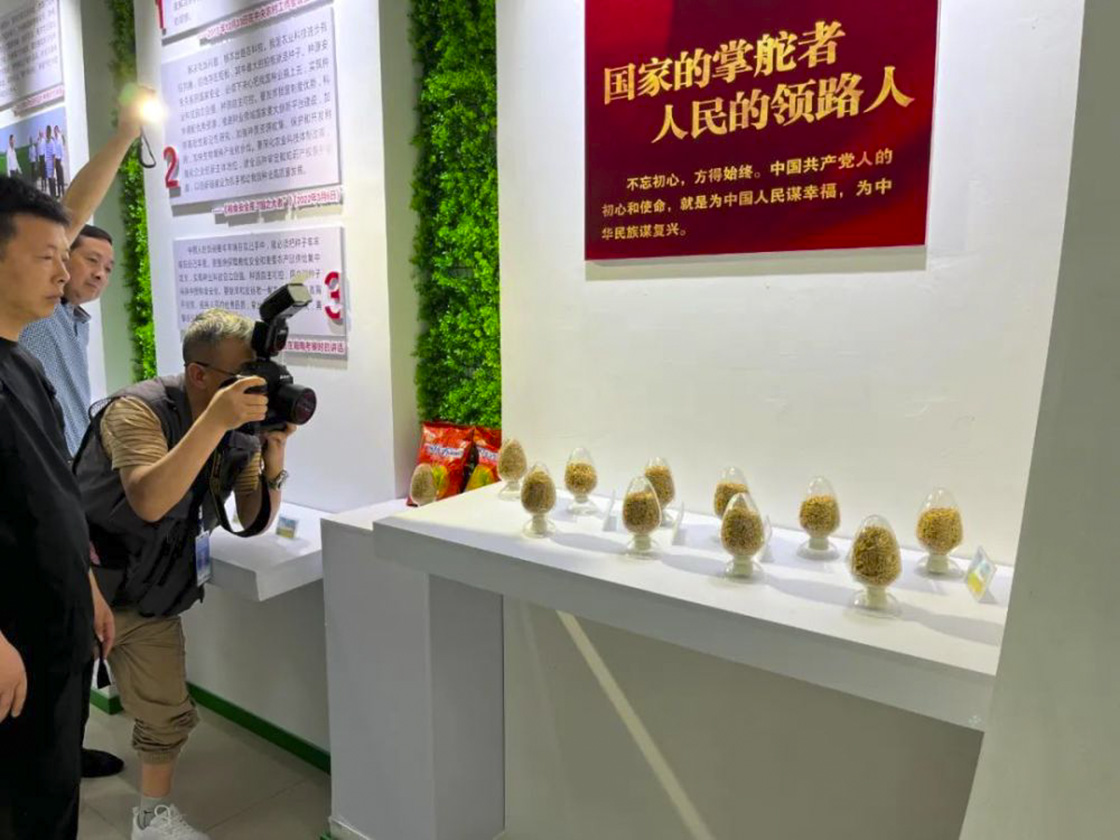 2024年新华社贵州分社举行签约摄影师走进“古韵思州·稻香岑巩”助力乡村振兴宣传活动