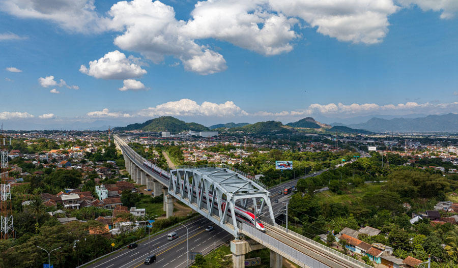 感受“中国速度”！东南亚首条高铁雅万高铁开通运行