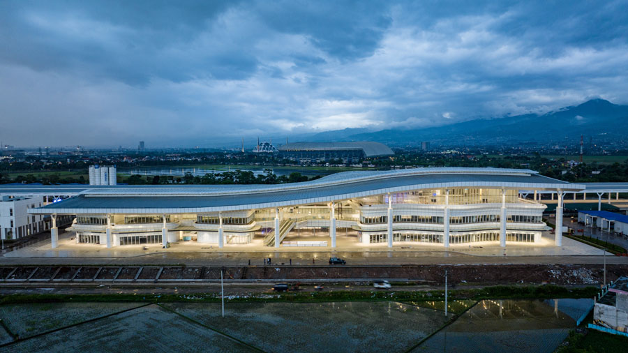 感受“中国速度”！东南亚首条高铁雅万高铁开通运行