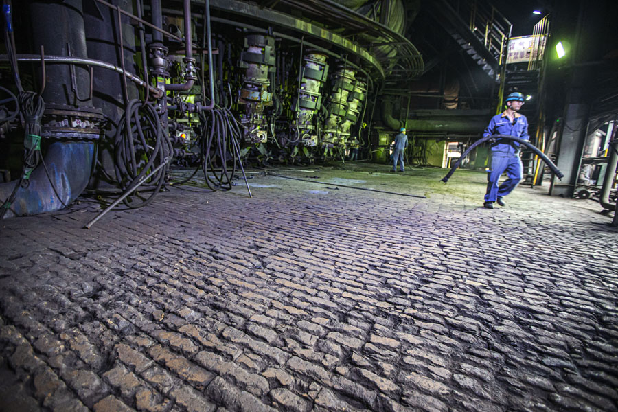 钢铁巨人从“瘦身”到“智造”