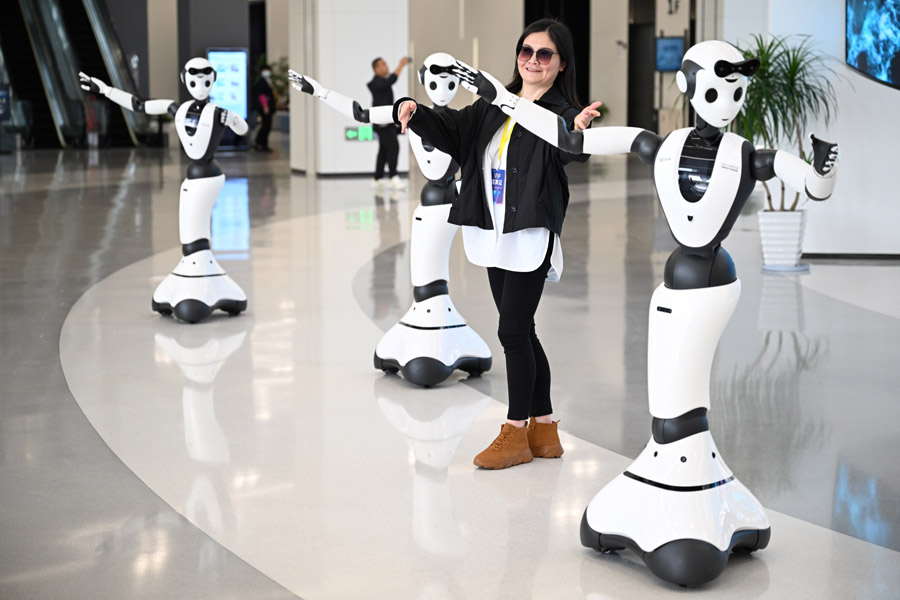 AI 替代人类还是智启未来？