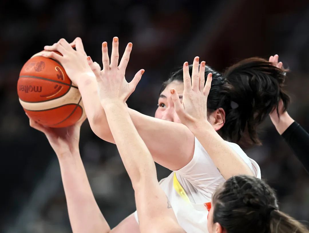 女篮亚洲杯:中国队85:51力压新西兰队