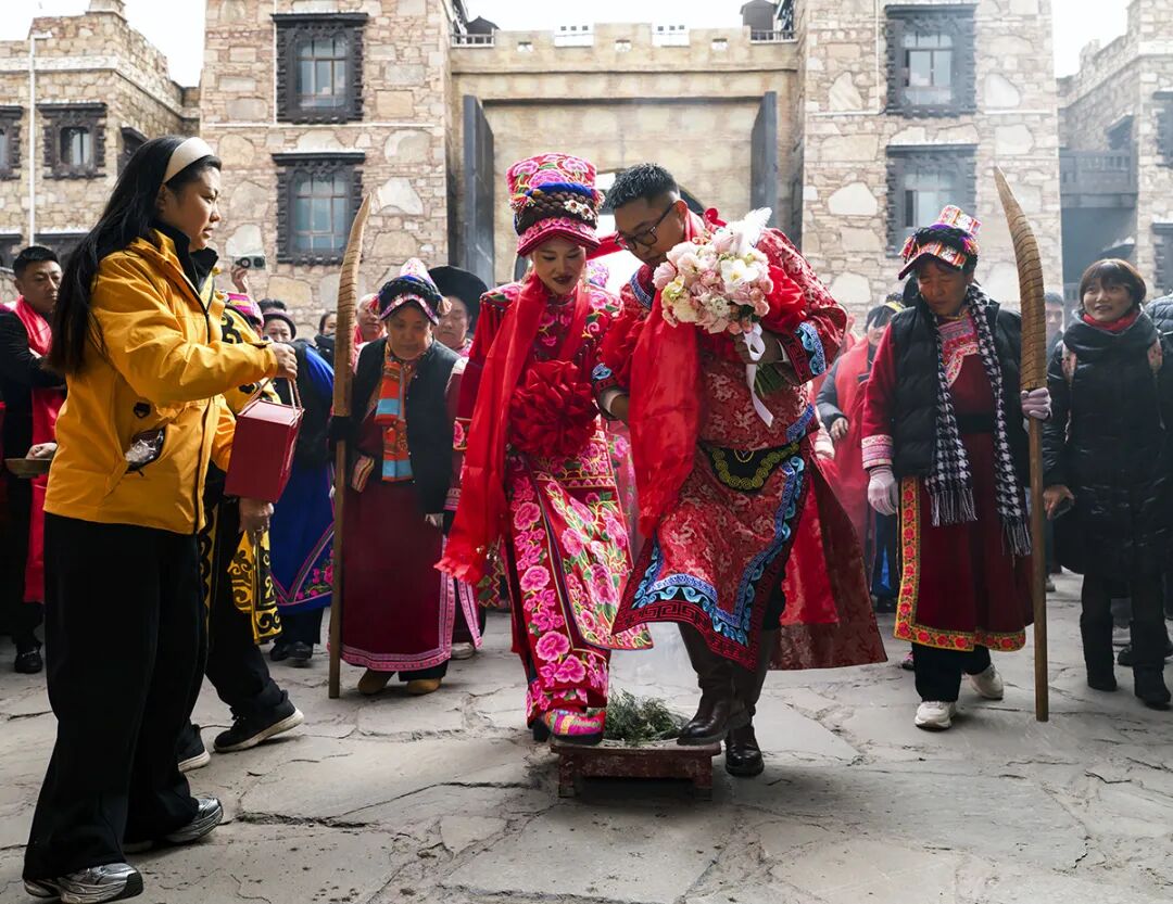 四川茂县古羌城:特色风俗迎新人
