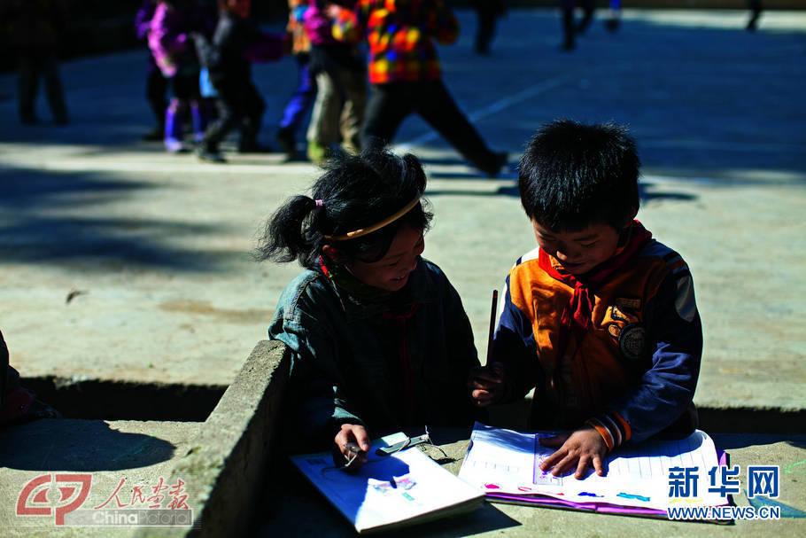 阳光下的操场，两个小伙伴自得其乐