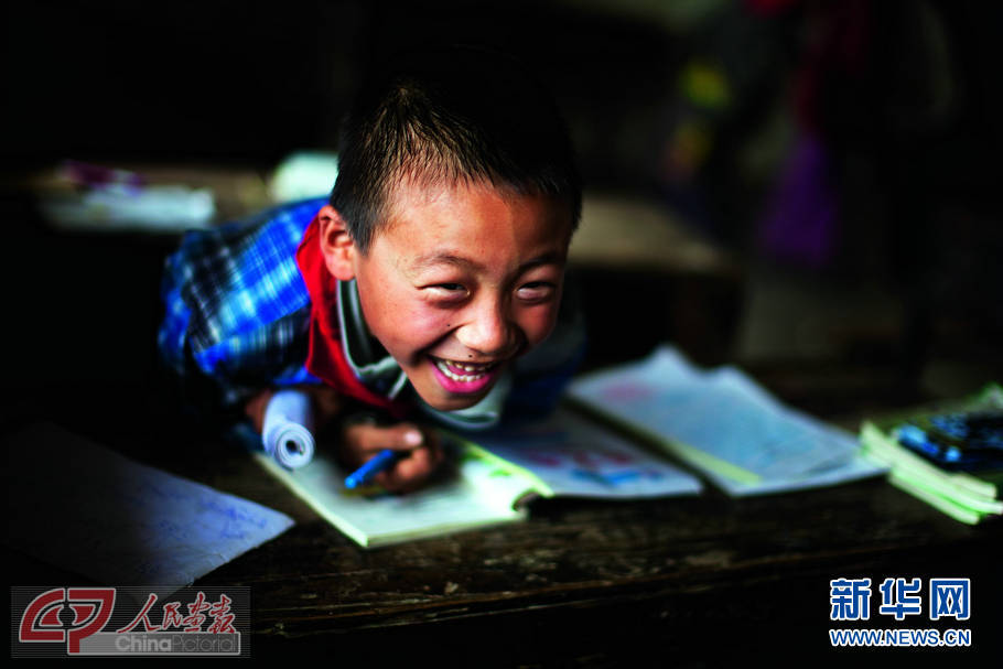 这些孩子大多跟年迈的爷爷奶奶生活在一起，更有一些从小就无依无靠独自长大