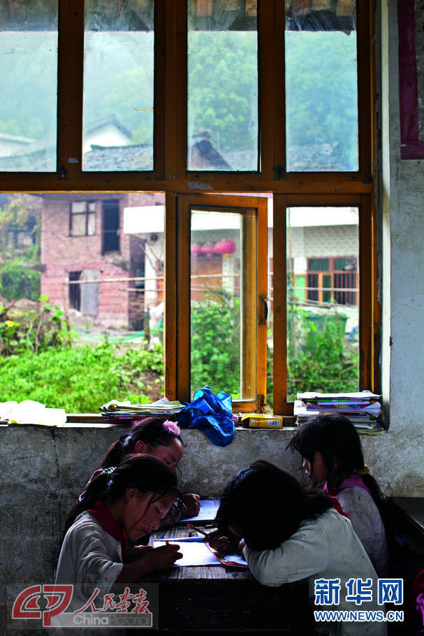 有些破旧的教室里，几个小姐妹凑在一起写作业