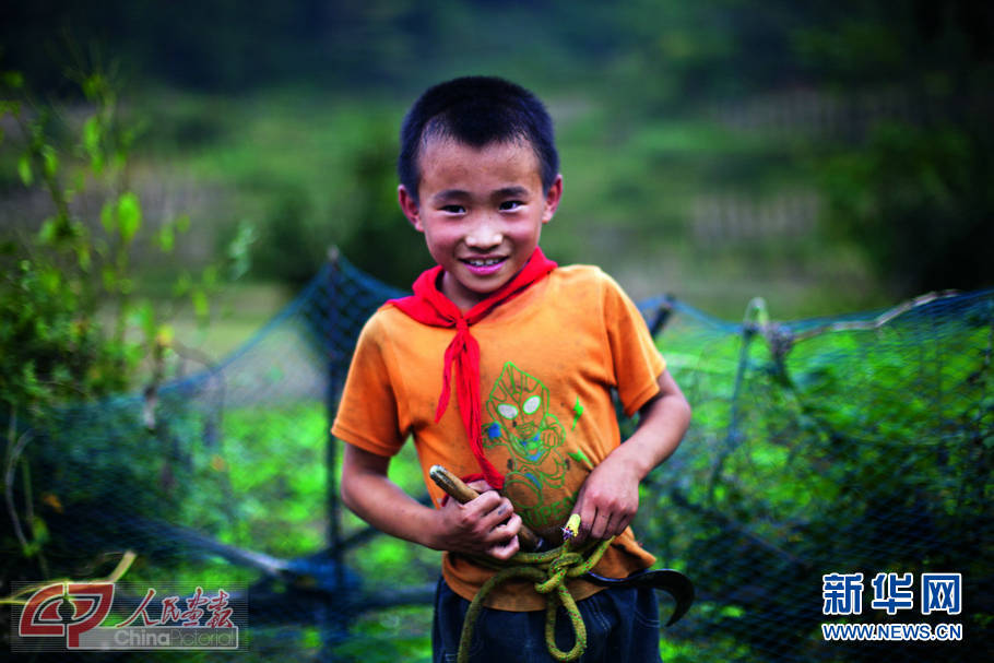 这些孩子大多跟年迈的爷爷奶奶生活在一起，更有一些从小就无依无靠独自长大