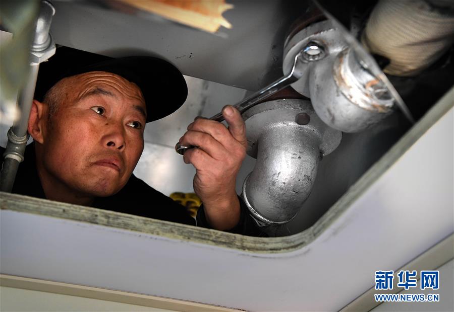 棉农列车的“暖车人” (走基层 听民声)(1)棉农列车的“暖车人”