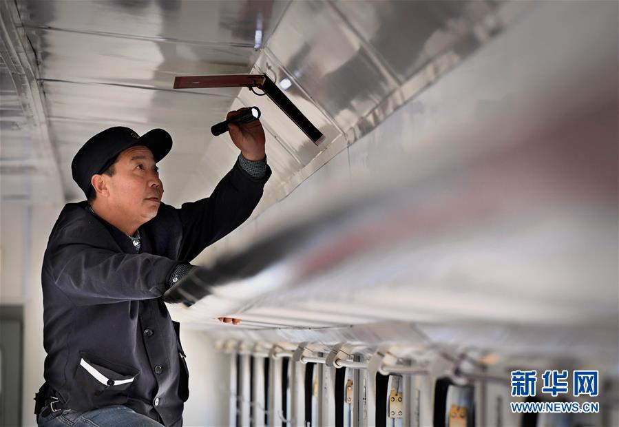 棉农列车的“暖车人” (走基层 听民声)(2)棉农列车的“暖车人”