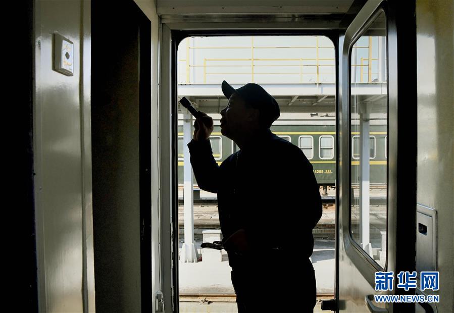 棉农列车的“暖车人” (走基层 听民声)(5)棉农列车的“暖车人”