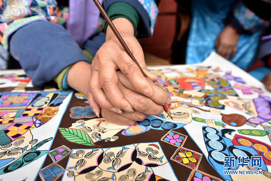 苗族“画师”的30年苗画情怀 #(社会)(2)贵州龙里:苗族“画师”的30年苗画情怀