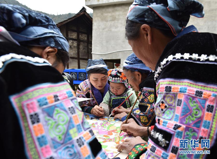 苗族“画师”的30年苗画情怀 #(社会)(3)贵州龙里:苗族“画师”的30年苗画情怀