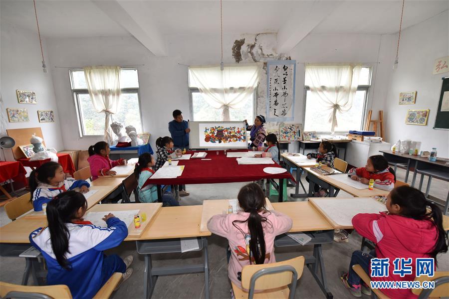 苗族“画师”的30年苗画情怀 #(社会)(5)贵州龙里:苗族“画师”的30年苗画情怀