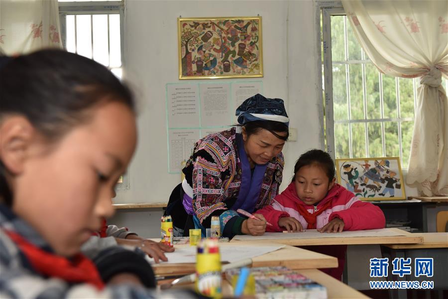 苗族“画师”的30年苗画情怀 #(社会)(6)贵州龙里:苗族“画师”的30年苗画情怀