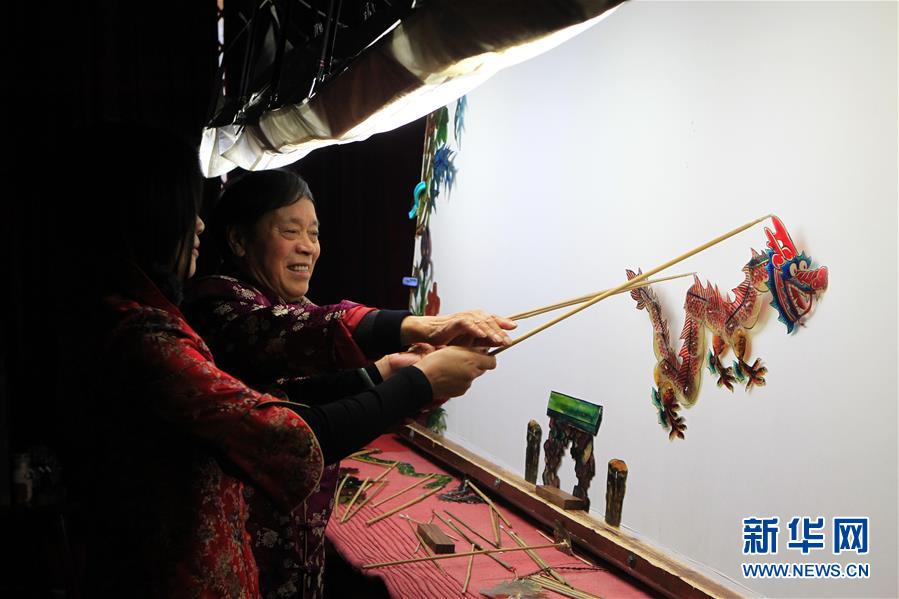 【图片故事】“隔帐陈述千古事，灯下挥舞鼓乐声”——“守艺人”张坤荣的皮影人生