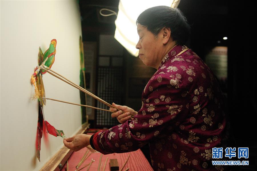 【图片故事】“隔帐陈述千古事，灯下挥舞鼓乐声”——“守艺人”张坤荣的皮影人生