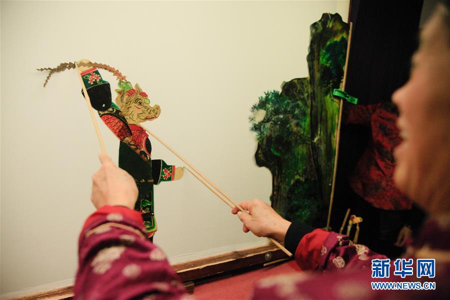 【图片故事】“隔帐陈述千古事，灯下挥舞鼓乐声”——“守艺人”张坤荣的皮影人生