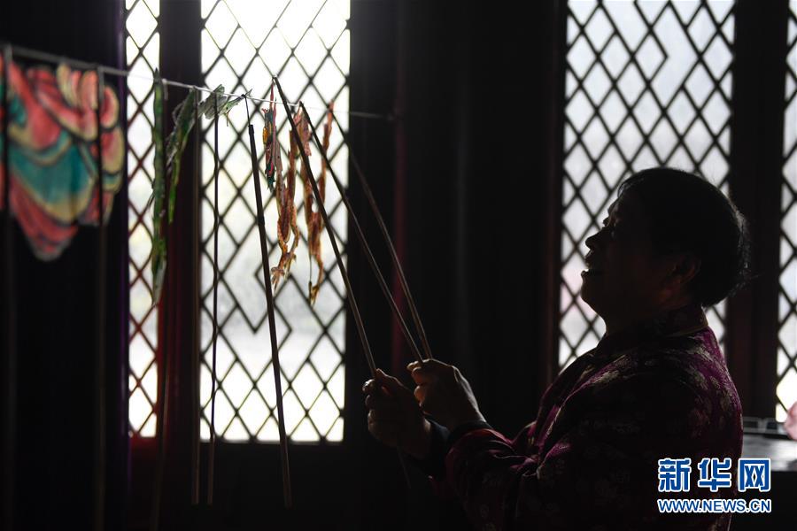 【图片故事】“隔帐陈述千古事，灯下挥舞鼓乐声”——“守艺人”张坤荣的皮影人生