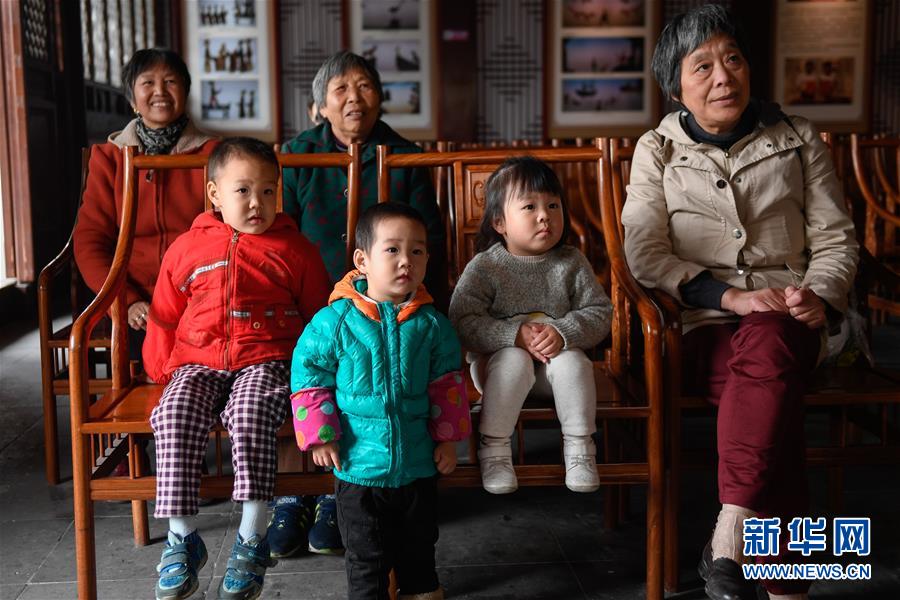 【图片故事】“隔帐陈述千古事，灯下挥舞鼓乐声”——“守艺人”张坤荣的皮影人生