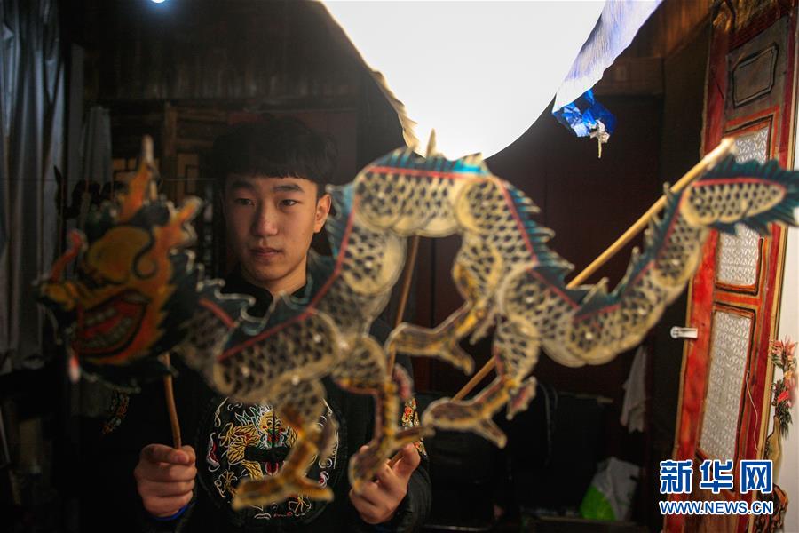 【图片故事】“隔帐陈述千古事，灯下挥舞鼓乐声”——“守艺人”张坤荣的皮影人生