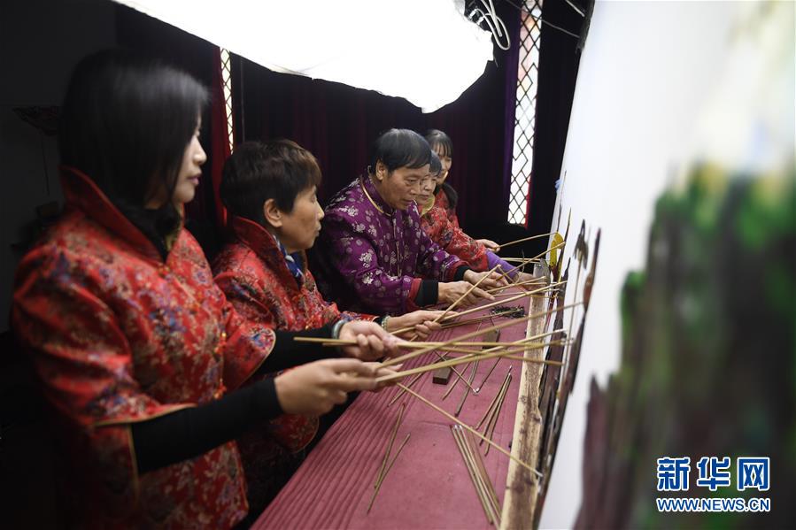 【图片故事】“隔帐陈述千古事，灯下挥舞鼓乐声”——“守艺人”张坤荣的皮影人生