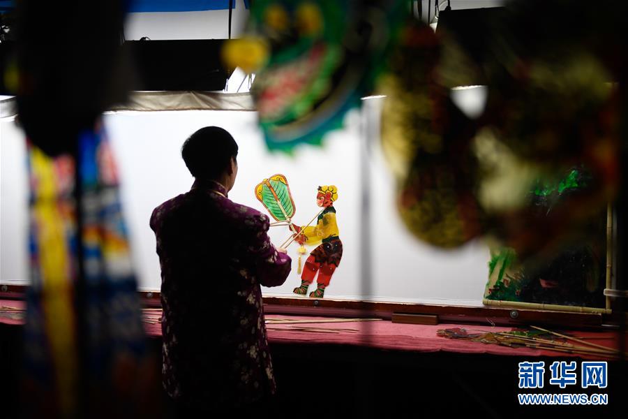 【图片故事】“隔帐陈述千古事，灯下挥舞鼓乐声”——“守艺人”张坤荣的皮影人生