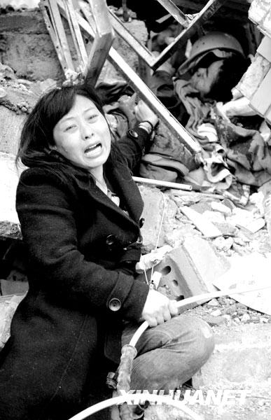 2008年5月13日，四川绵竹市汉旺镇一所在地震中倒塌的中学废墟中，一位母亲在呼唤尽快救出埋在废墟中的儿子。