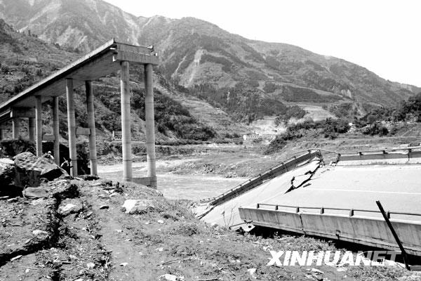 这是在地震中垮塌的四川省汶川县映秀镇百花大桥（2008年5月14日摄）。