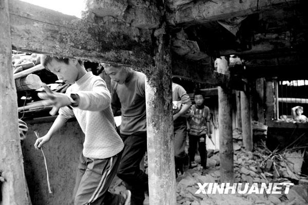 2008年5月13日，四川省青川县姚渡镇王家村的受灾群众正在撤离危房区。