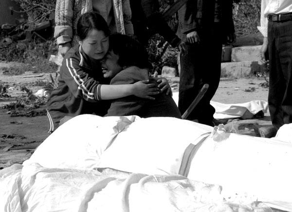 2008年5月14日，在四川省青川县木鱼中学，学生家人为失去亲人失声痛哭。