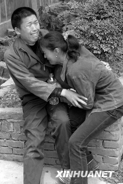 2008年5月15日，汉旺镇一对父母看到孩子的遗体后抱头痛哭。