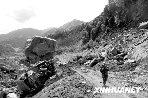 2008年5月14日，在距离四川省汶川县映秀镇约两公里的地方，一名战士正在急行军，赶赴救援现场。