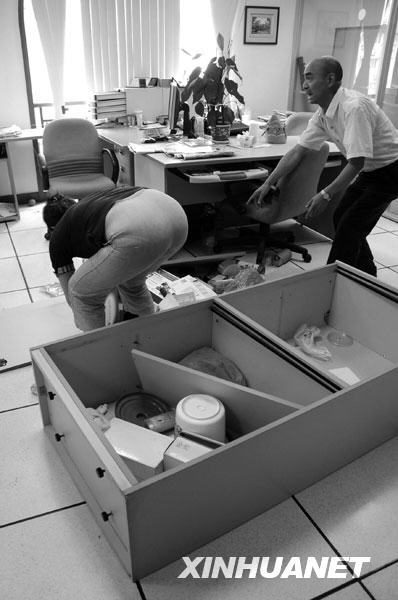 汶川大地震时，成都震感强烈。这是地震发生后的新华社四川分社技术室（2008年5月12日14时34分摄）。