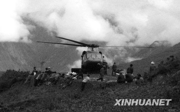 2008年5月14日，解放军直升机携带救援物资抵达汶川地震震中——汶川县城附近的山顶。