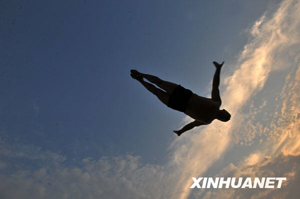 6月23日，一名武汉市民飞身跃入江中。