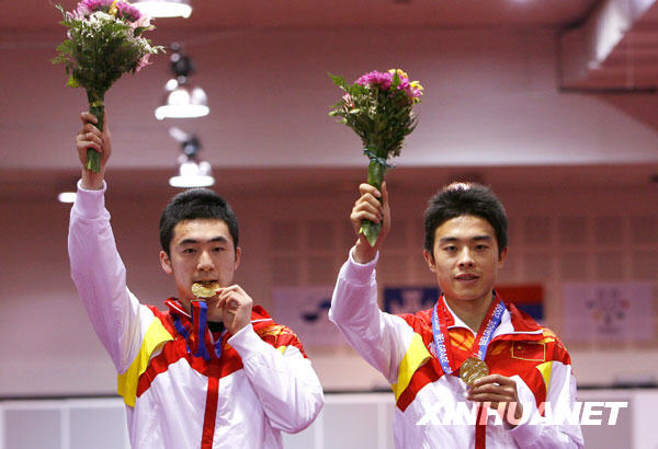 7月9日，中国选手崔庆磊（左）/李洋在颁奖仪式上。当日，在贝尔格莱德举行的第25届世界大学生运动会乒乓球男子双打决赛中，崔庆磊/李洋以4比2战胜法国选手，夺得冠军。