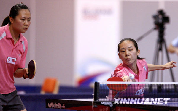 7月9日，中国选手蔡姗姗（右）/戴宁阳在比赛中。当日，在贝尔格莱德举行的第25届世界大学生运动会乒乓球女子双打决赛中，蔡姗姗/戴宁阳以4比3战胜队友刘娟/马越斐，夺得冠军。