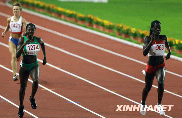 7月9日，塞内加尔选手宾图（中）在比赛中。当日，在贝尔格莱德举行的第25届世界大学生运动会田径女子400米决赛中，宾图夺得金牌。